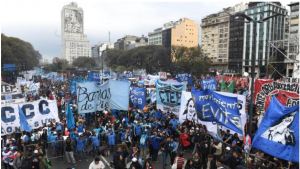 Organizan una marcha para apoyar al Gobierno «frente al ajuste que quiere imponer el FMI»