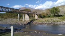 Imagen de Sin el puente prometido, vecinos de Caepe Malal deben cruzar enfermos en carretilla