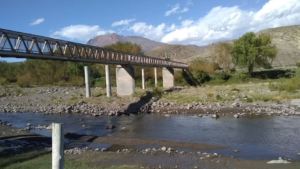 Sin el puente prometido, vecinos de Caepe Malal deben cruzar enfermos en carretilla