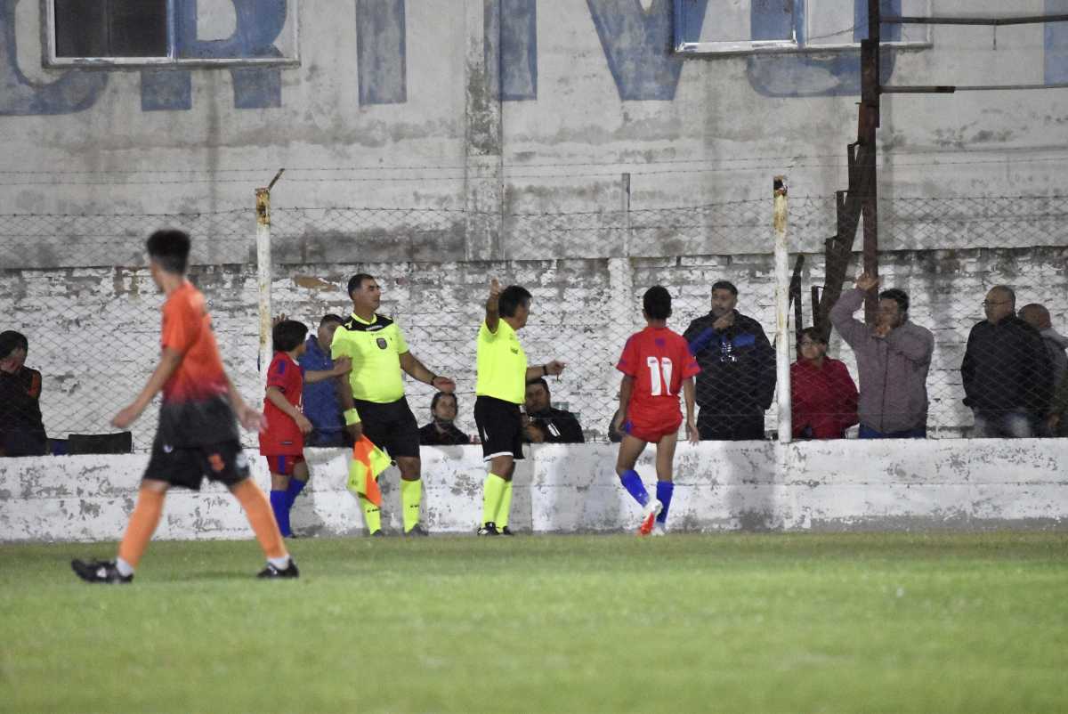 En el fútbol infantil se vieron conductas reprochables de los padres. (Foto: Jorge Tanos)