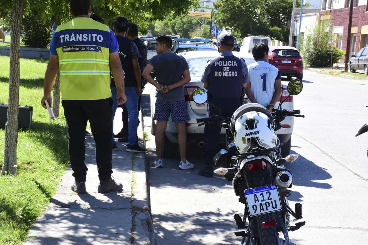 Se secuestró droga y dinero por presunta venta de cocaína en la esquina de calles 25 de mayo y Neuquén. Fotos César Izza.