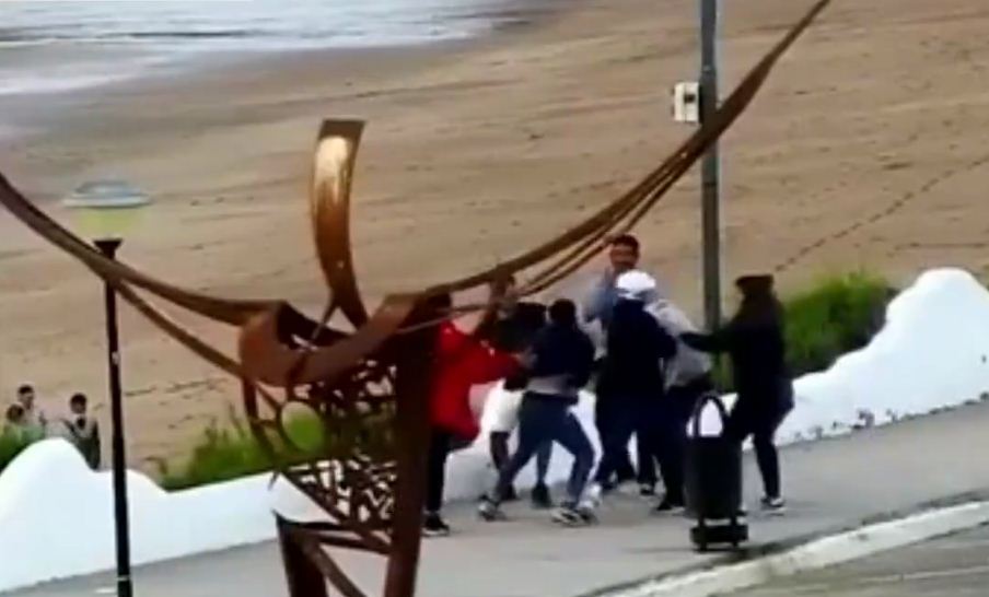 La pelea arrancó en la costanera de Las Grutas y terminó a varias cuadras del lugar.