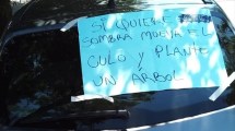 Imagen de Dejó mal estacionado el auto para tener sombra y le pegaron un curioso cartel