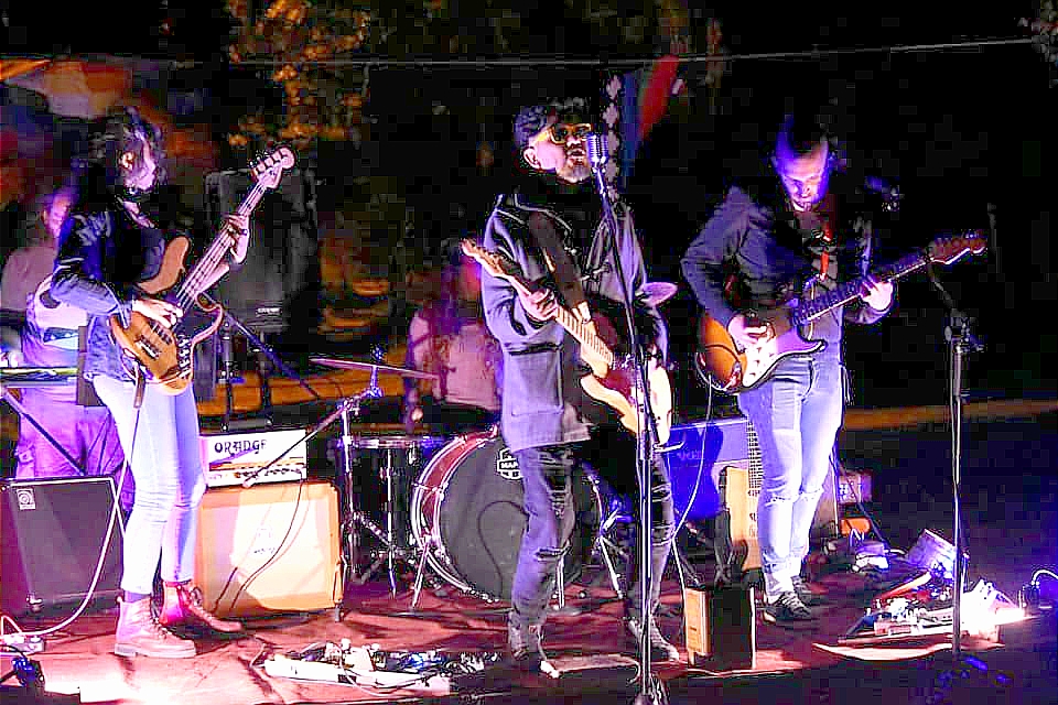 Zezé Nou y Las Bardas. El quinteto de rock toca en Roca.