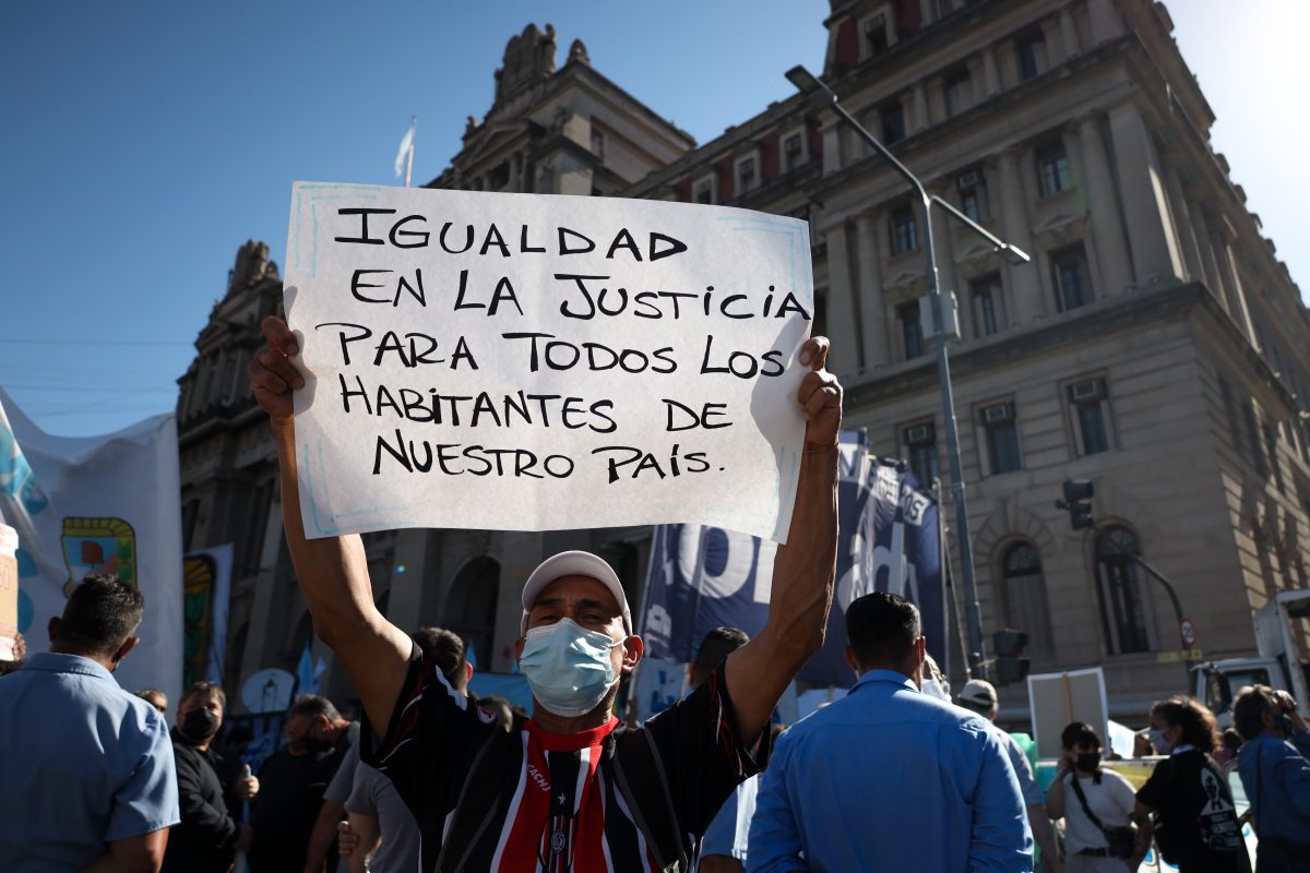 La marcha convocó a varias miles de personas frente al Palacio de Tribunales. (Foto: Telam)