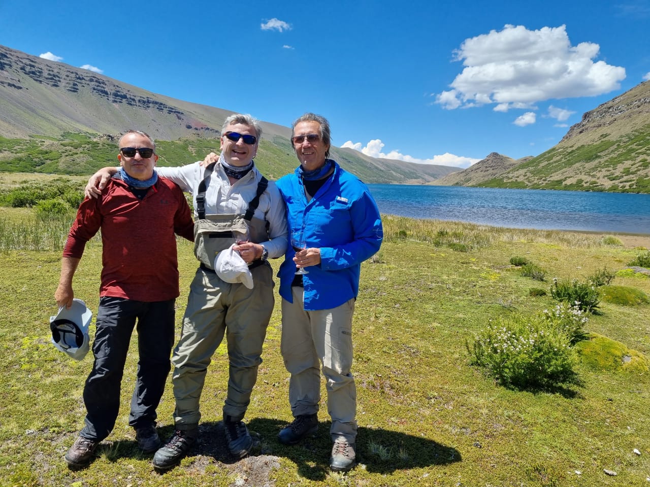 Tres amigos en la Laguna Lauquen Mallin a 2800 metros de altura.