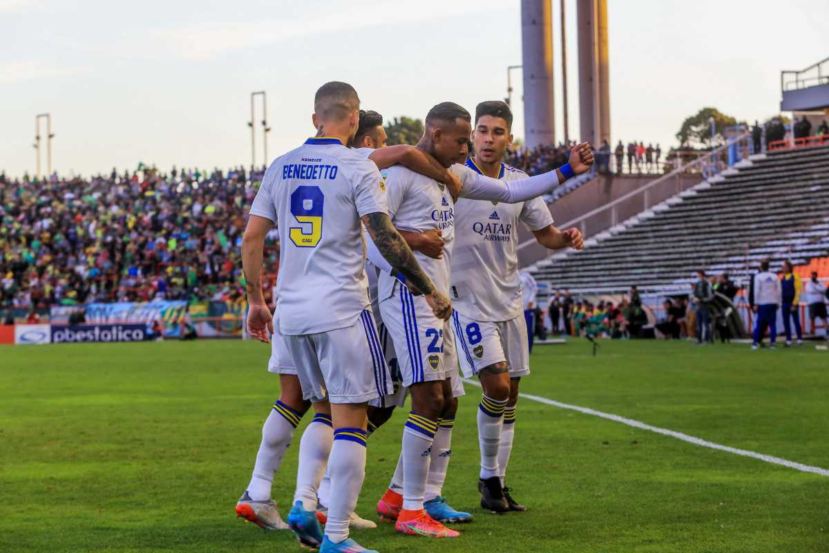 Los jugadores de Boca festejan el primer gol de la tarde en Mar del Plata. Asistencia de Benedetto y gol de Sebastián Villa. 