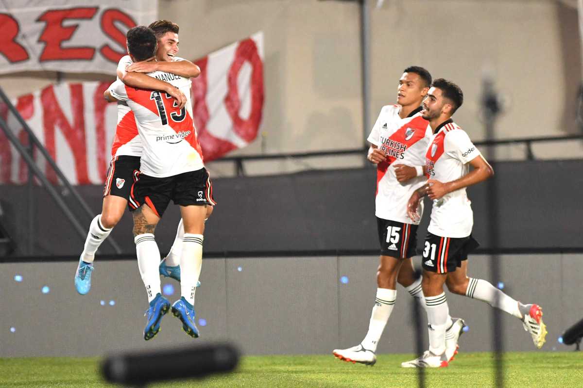 Julián Álvarez y su sonrisa en el festejo con Enzo Fernández. River le ganó 4 a 1 a Patronato en el Monumental. Foto: Télam 