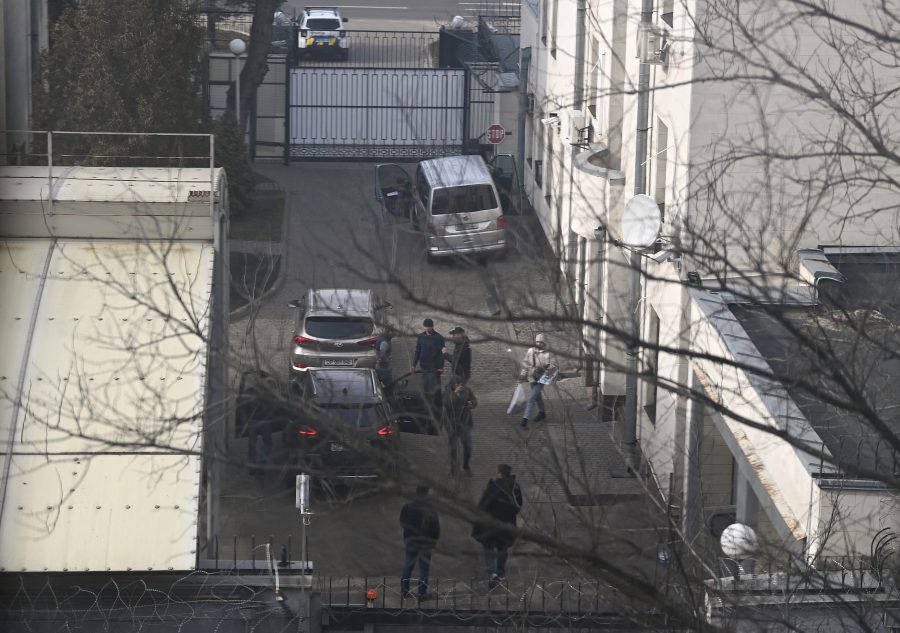 Tanto en Rusia como en Ucrania hay movimiento de gente, huyendo del conflicto. Foto: AFP.-