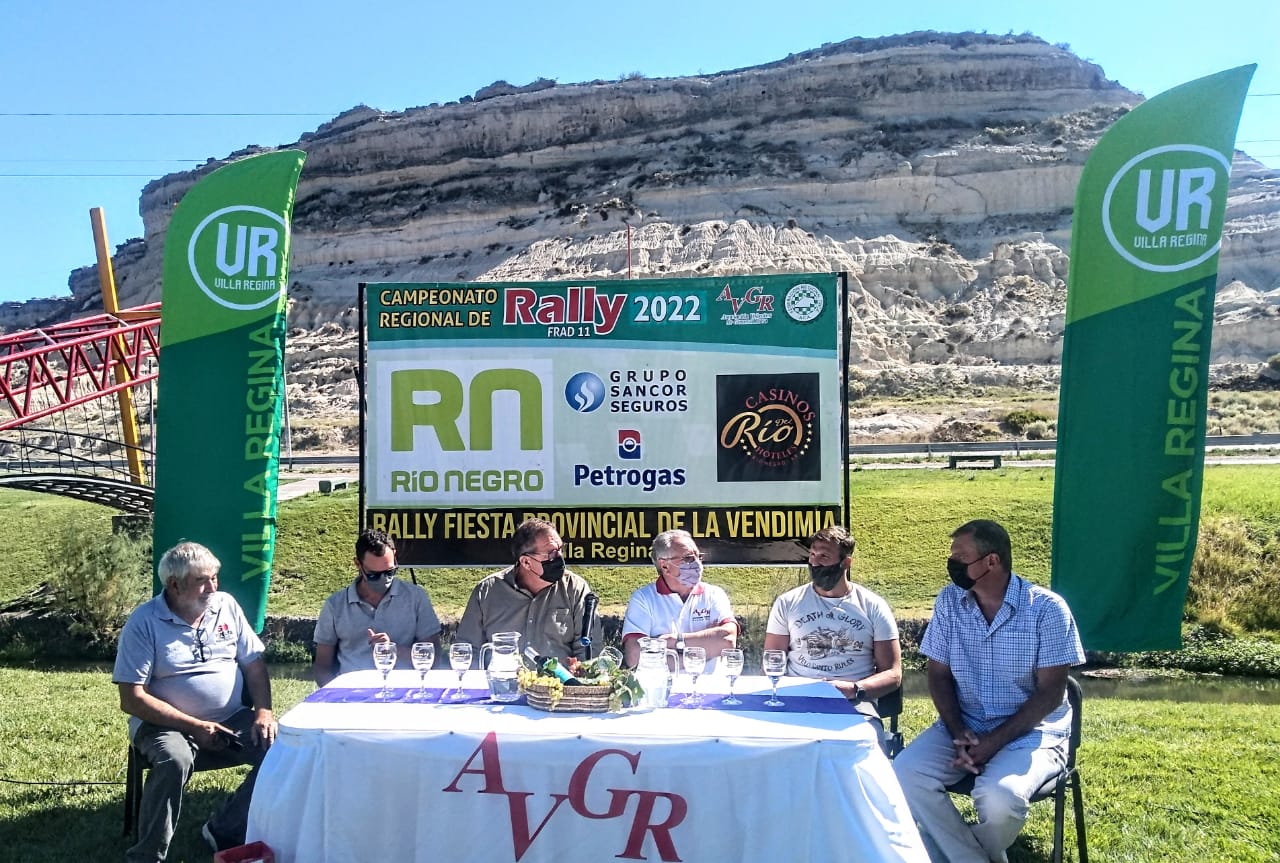 Las autoridades y los pilotos invitados en la presentación de hoy. Foto: gentileza prensa Regina  