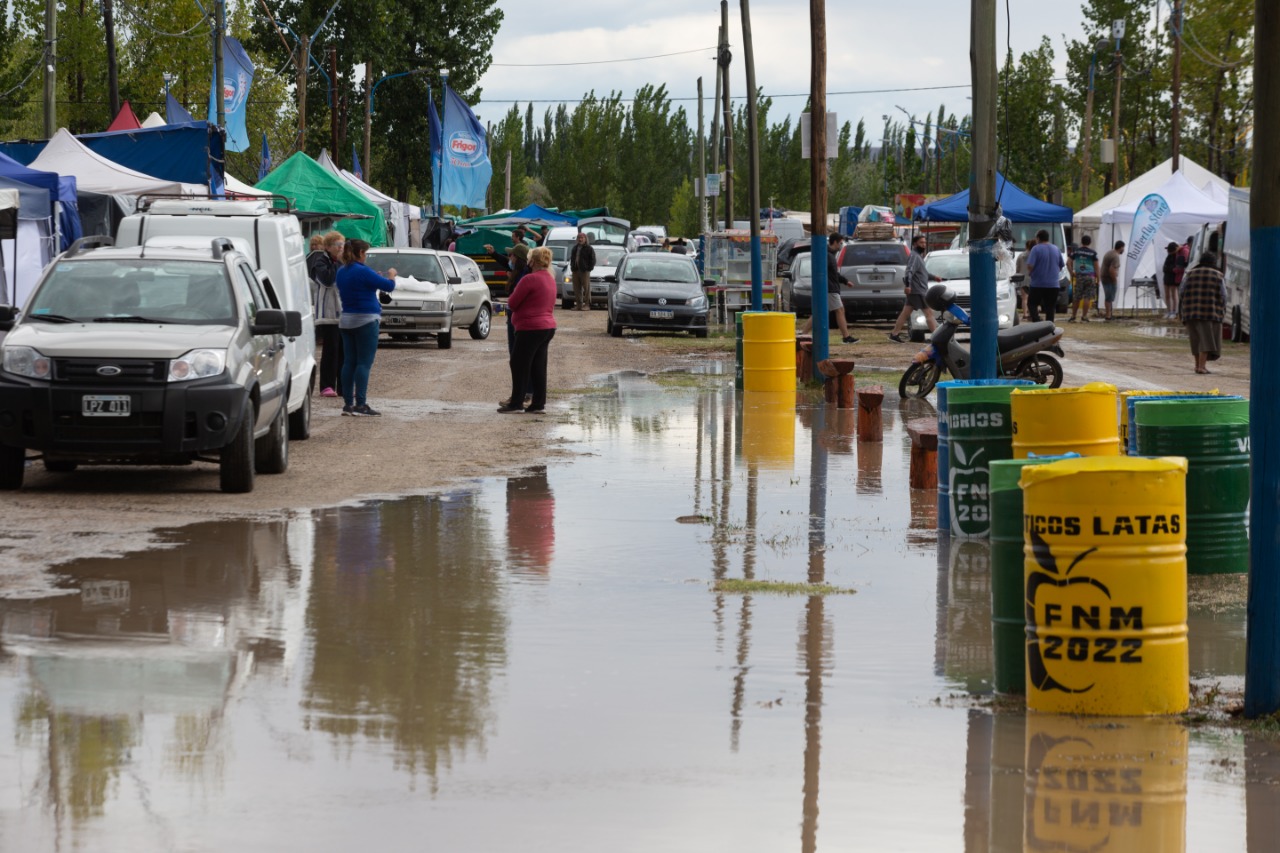 El agua generó complicaciones e inundó algunos sectores del predio. Fotos: Juan Thomes.