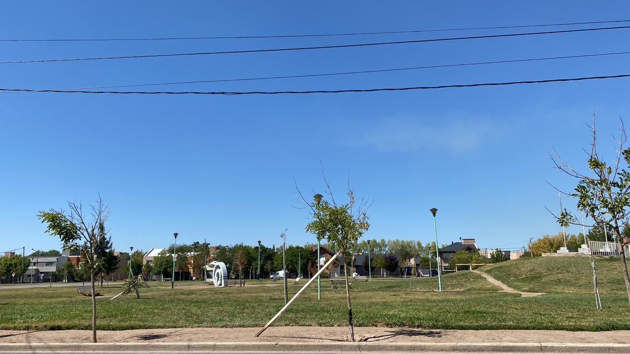 La plaza Arroba de Cipolletti, ubicada en el barrio Jorge Newbery.