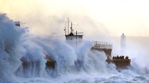 Imagen de La violenta tormenta Eunice golpea con fuerza a Europa y deja cinco muertos