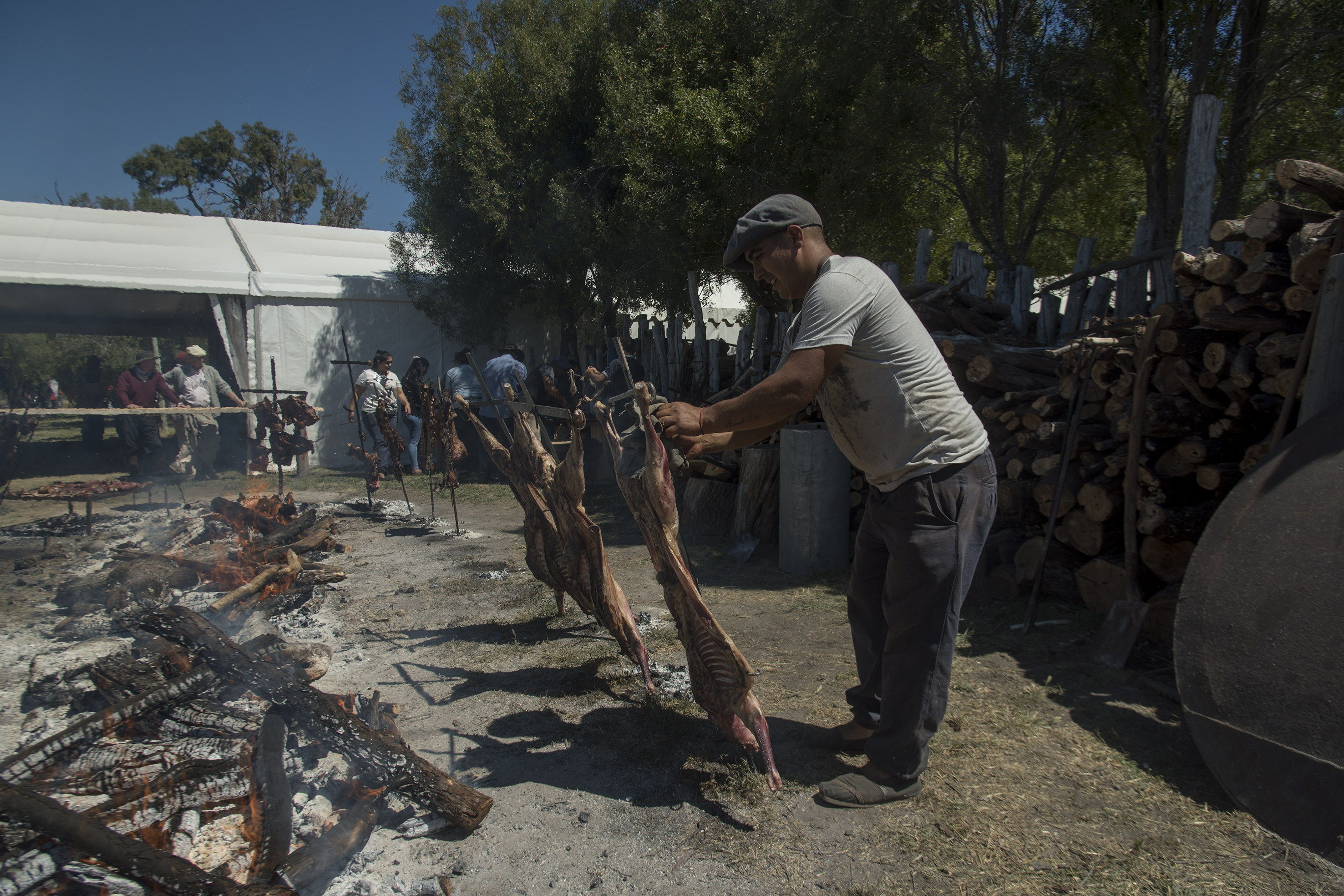 Un asador criollo es la gran oferta gastronómica (Foto: Marcelo Martínez)