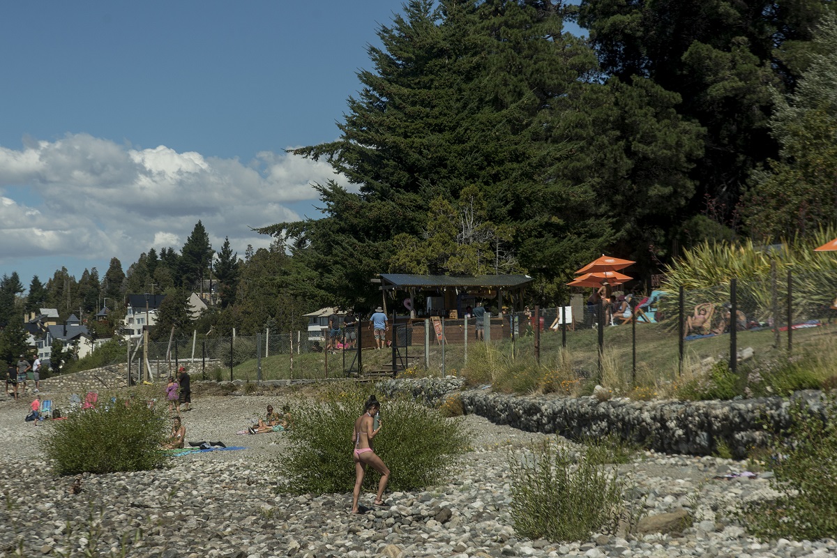 El denominado "Club de playa" funciona a la altura del kilómetro 6, en la costa del lago Nahuel Huapi. Foto: Marcelo Martinez