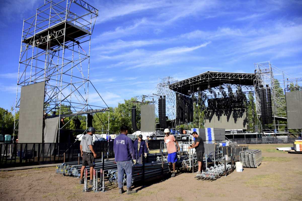 En el predio ultiman los detalles para el inicio de la Fiesta Nacional de la Manzana. (foto: Emiliana Cantera)