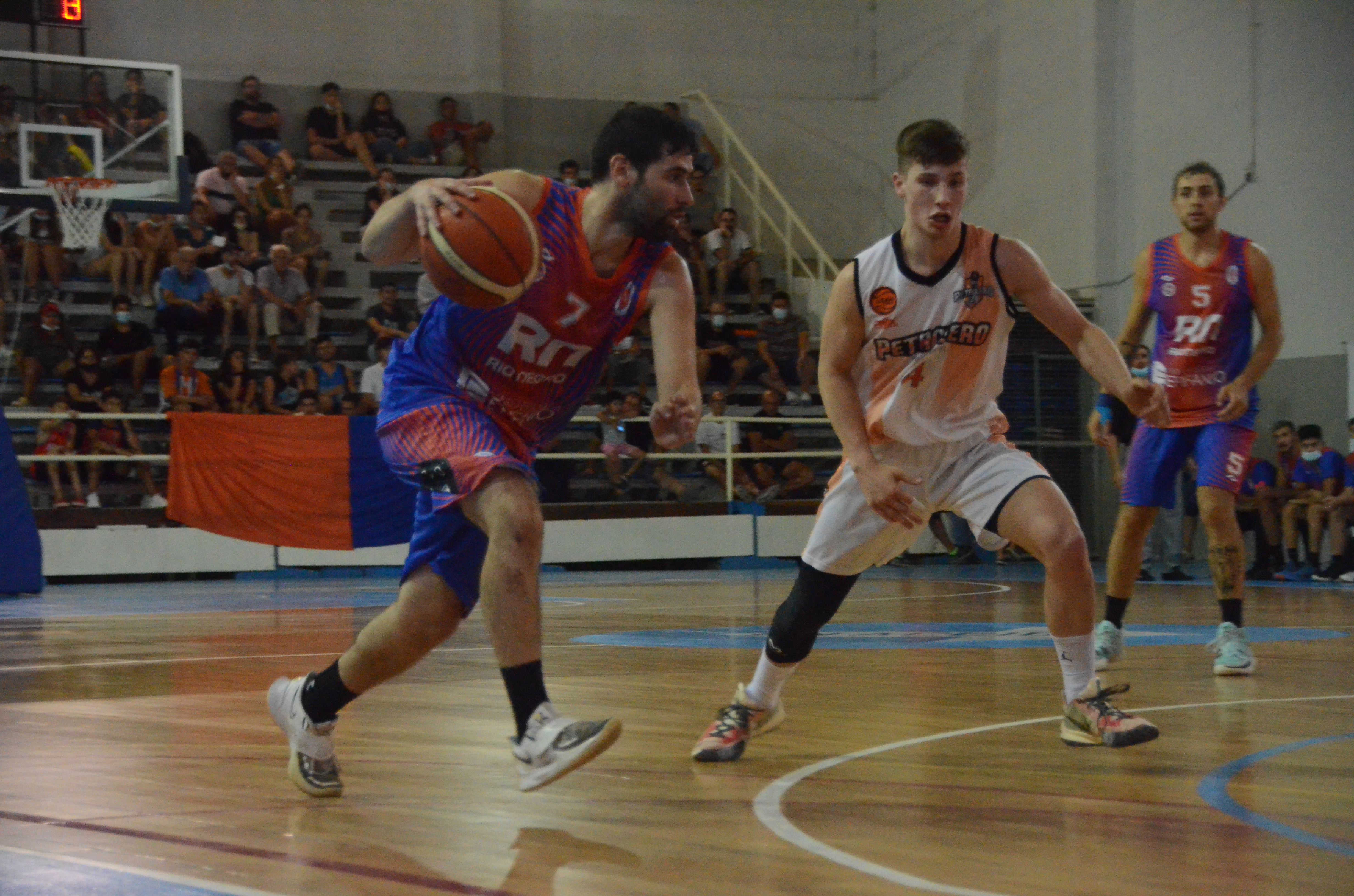 Mariano Epifanio alterna el traslado del balón con Emiliano Bell; hoy Roca tiene otro duro examen en Neuquén, ante el Pacífico de Maxi Rubio. Foto: Gino Avoledo