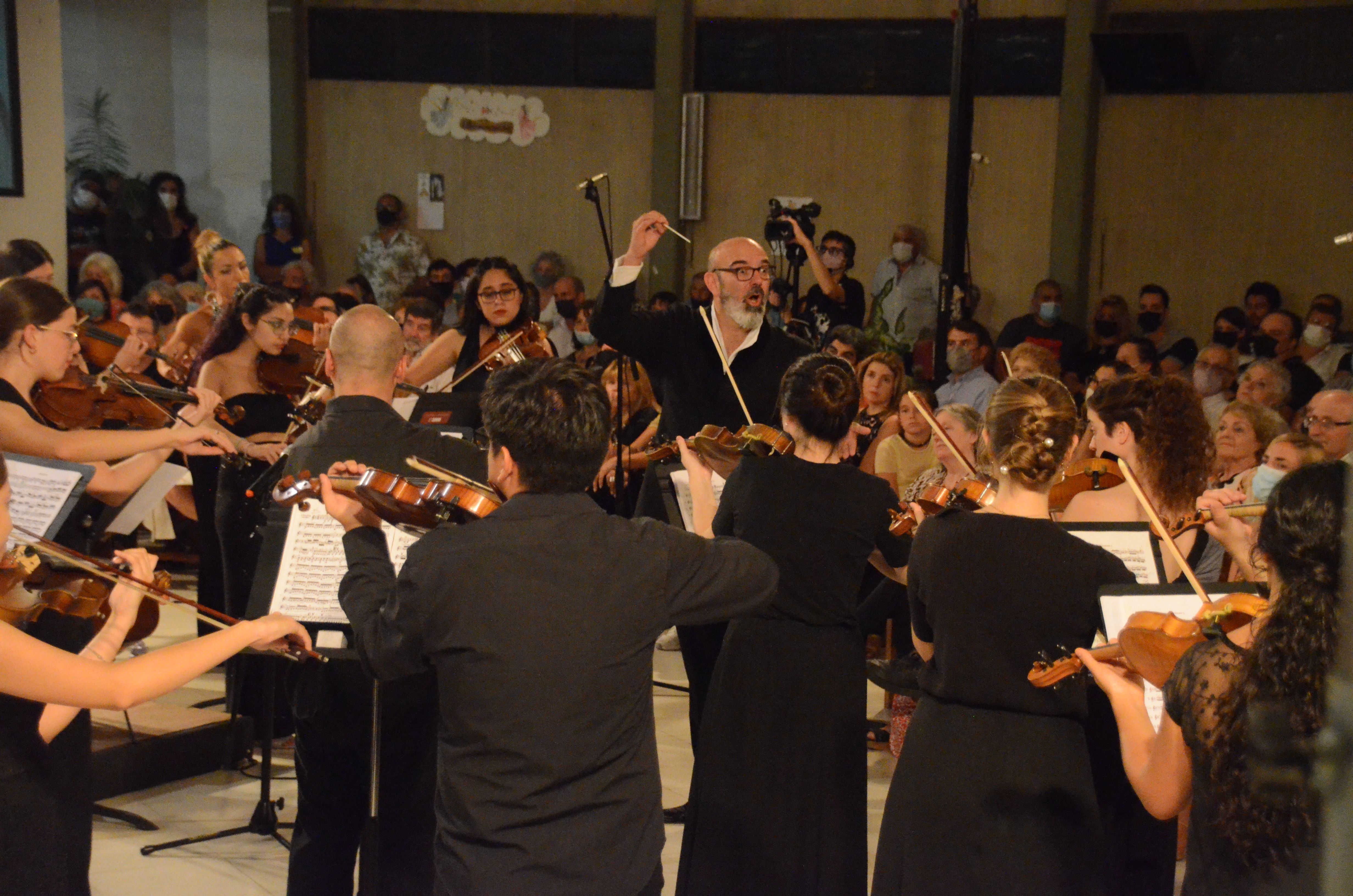 La Sinfónica Patagonia bajo la dirección del Maestro Facundo Agudín, anoche en el Santuario María Auxiliadora de Stefenelli. Foto Gino Avoledo