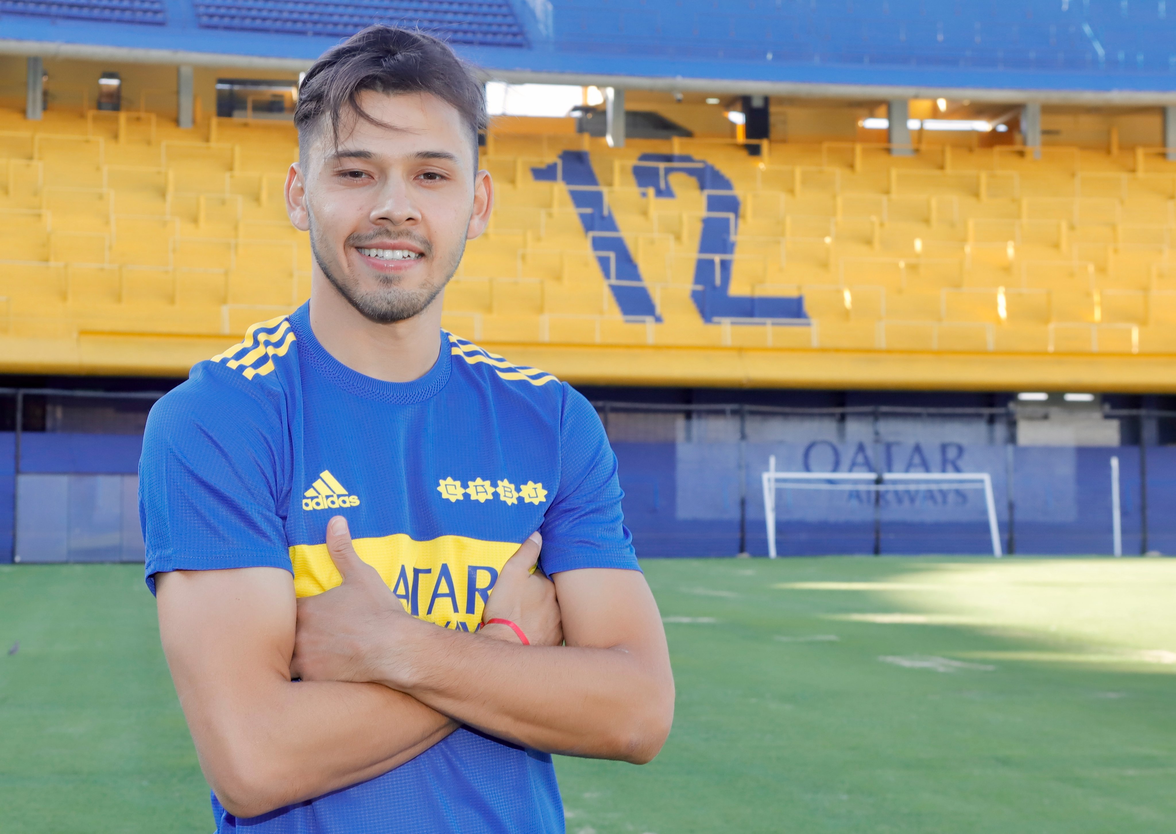 Óscar Romero ya posó con la camiseta de Boca en La Bombonera y mostró su sonrisa. Foto: prensa Boca 