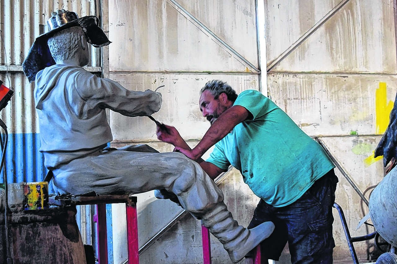 El artista está preparando por estos días una escultura de San Juan Bosco, que será emplazada en Tricao Malal. El santo es  patrono del lugar.