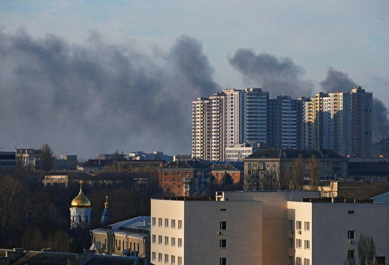 Kiev amaneció frío y tranquilo, y las únicas personas que se veían en la vía pública eran policías, el ejército y voluntarios armados.  