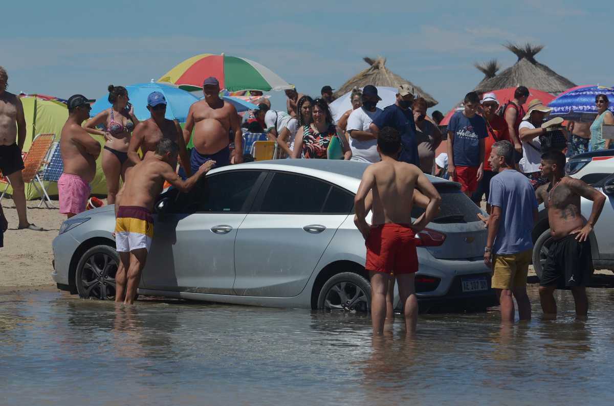 En las playas ocurre lo mismo: ocupa lugares de costa a los que no debería llegar en auto. Foto: Martín Brunella.-