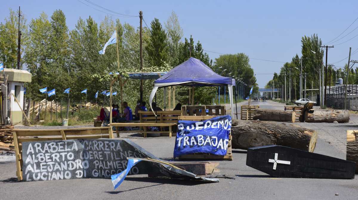 Los trabajadores del aserradero mantienen el corte en la ruta chica y resisten el desalojo del predio. Fotos Emiliana Cantera.