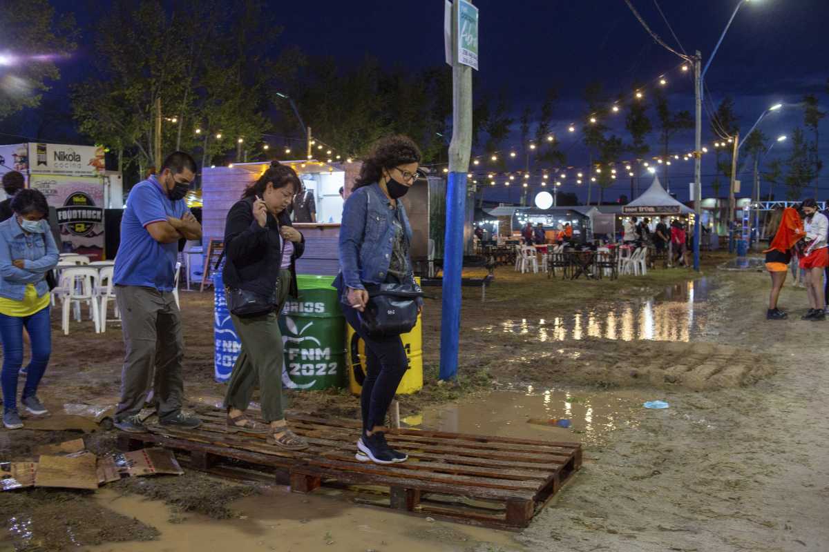 A pesar de las condiciones climáticas, era incesante el ingreso de público al predio esta noche. (foto: Juan Thomes)