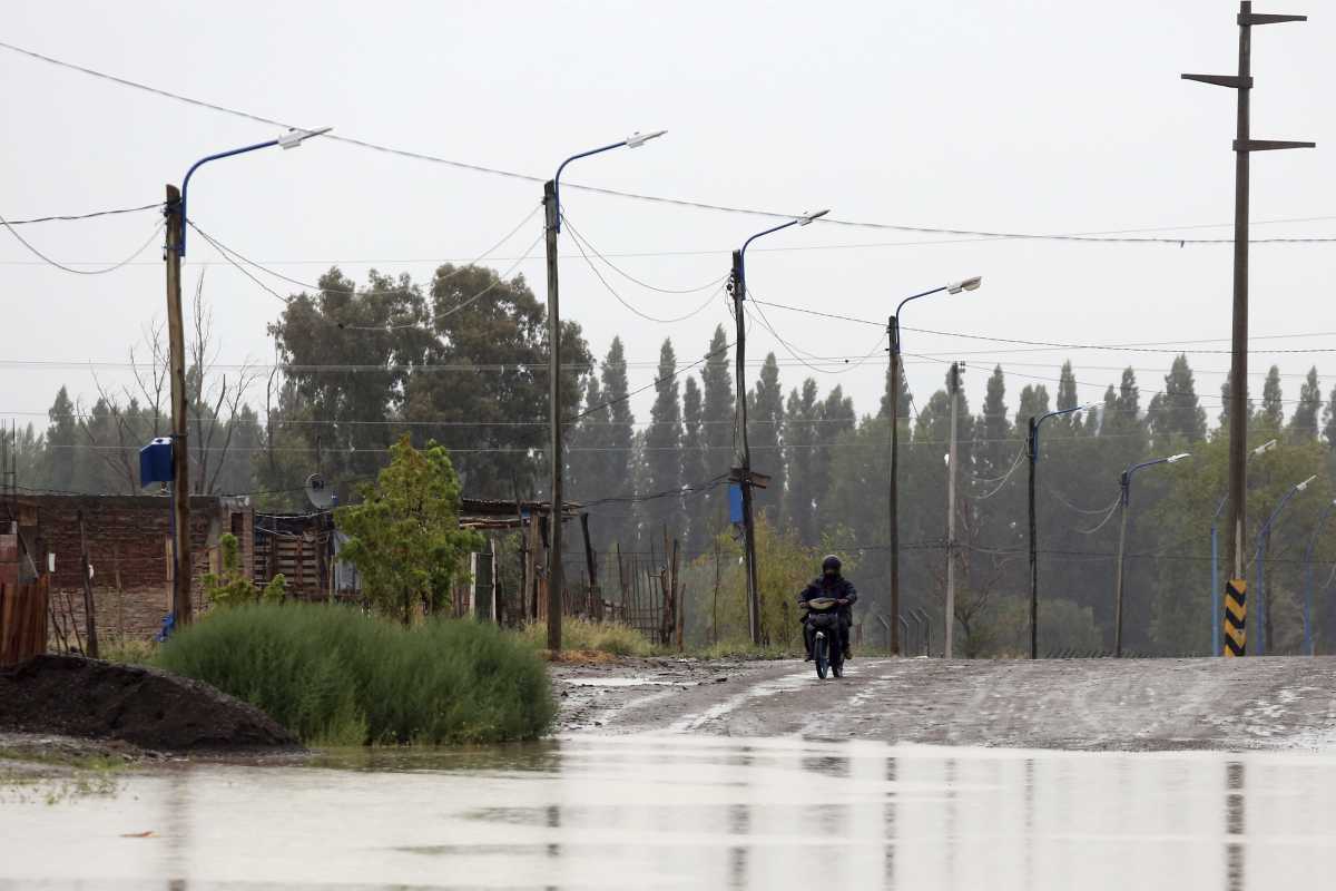 La lluvia generó complicaciones en el sector norte de la ciudad. Foto Juan Thomes.