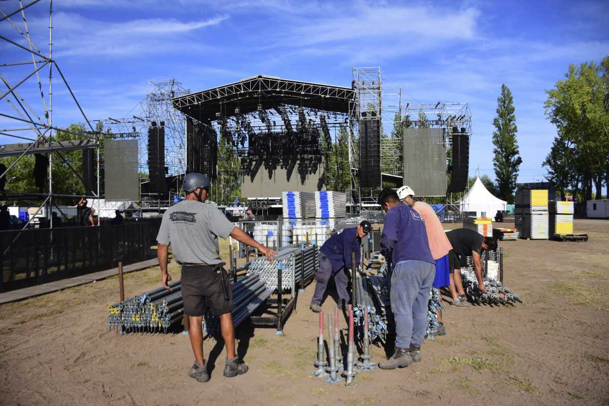 Ayer se ultimaban los últimos detalles del escenario mayor. Ya está todo listo para una de las fiestas más importantes del Alto Valle. Foto: Emiliana Cantera