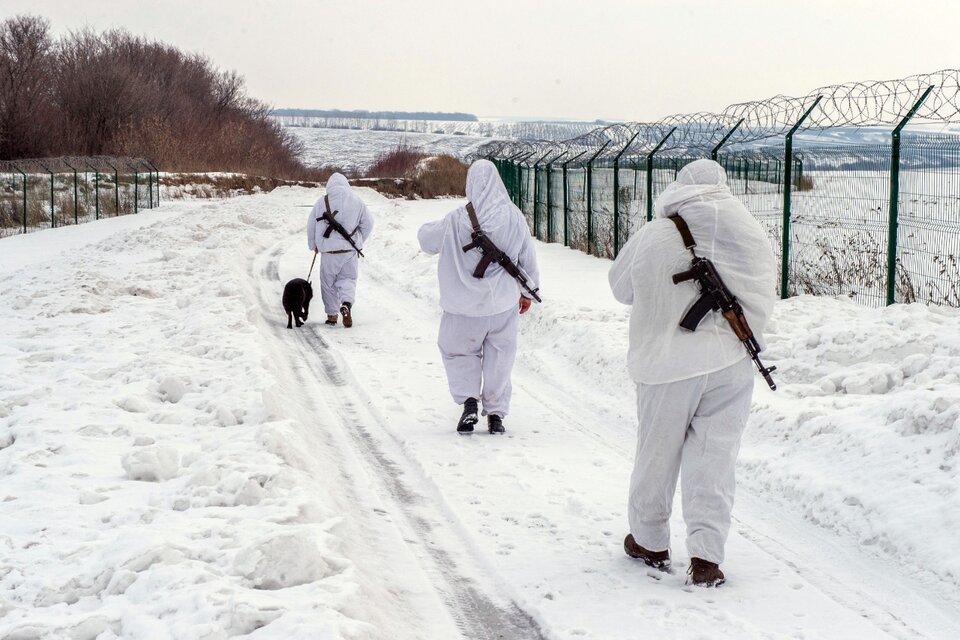 Una patrulla ucraniana en la frontera norte con Rusia, de donde no llegó el ataque. Imagen: AFP
