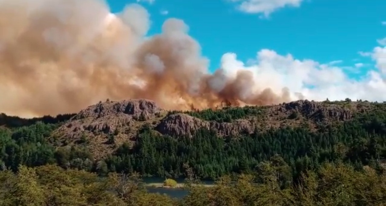 Esquel: Se Desató Un Voraz Incendio En El Parque Nacional Los Alerces ...