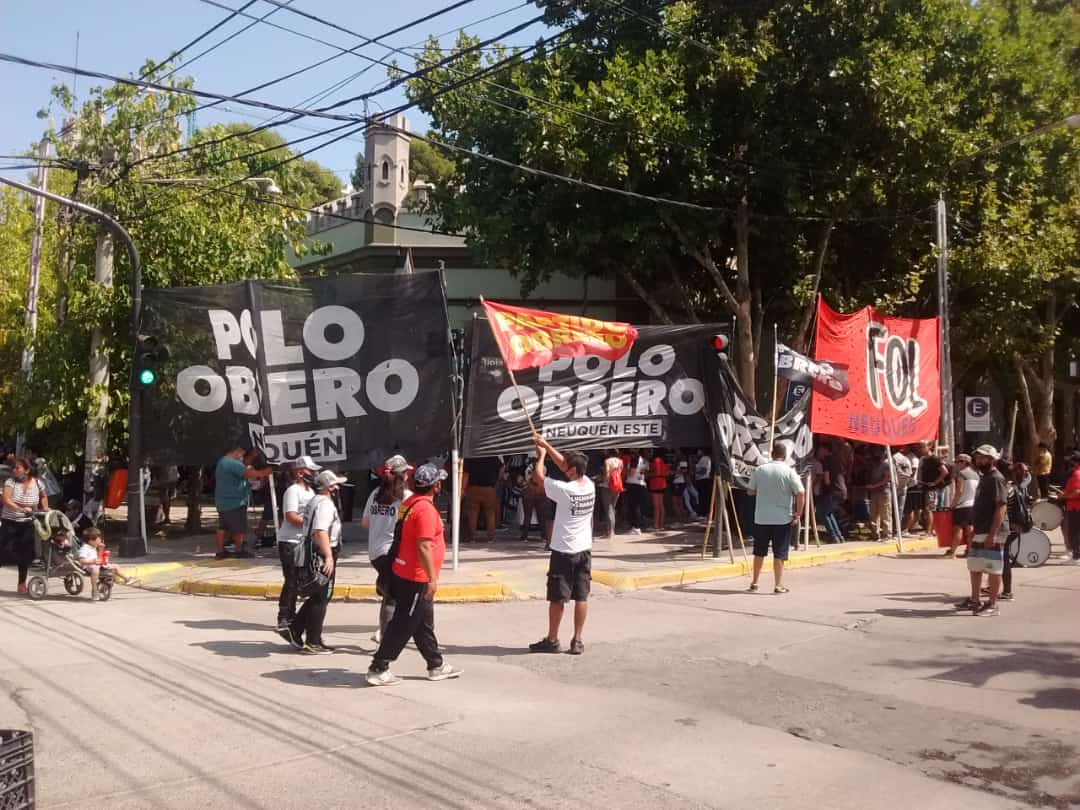 Los manifestantes se concentraron en la Casa de Gobierno a la espera de ser recibidos. (Gentileza).-