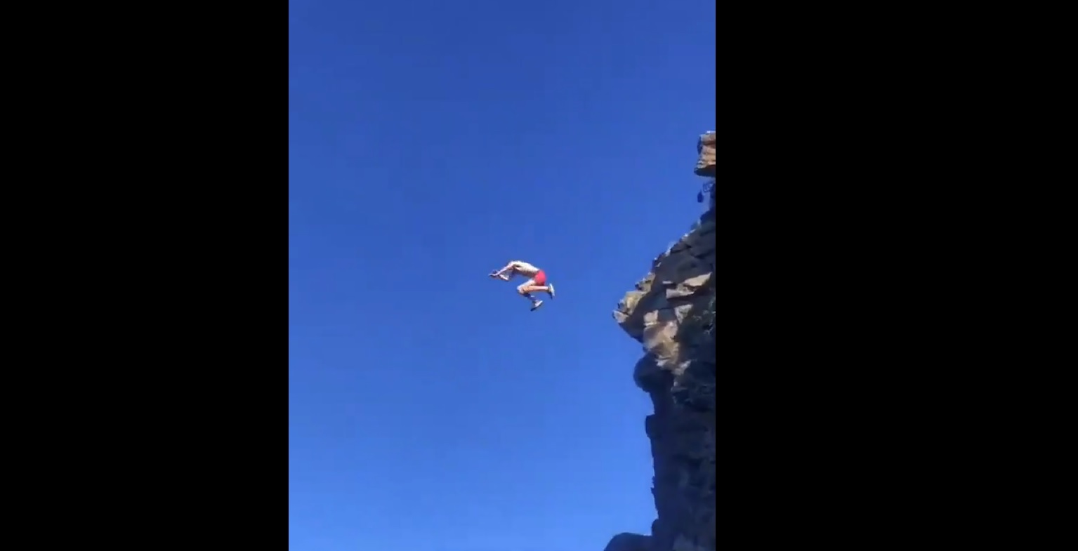 El impresionante salto del joven de 17 de una zona rocosa. 