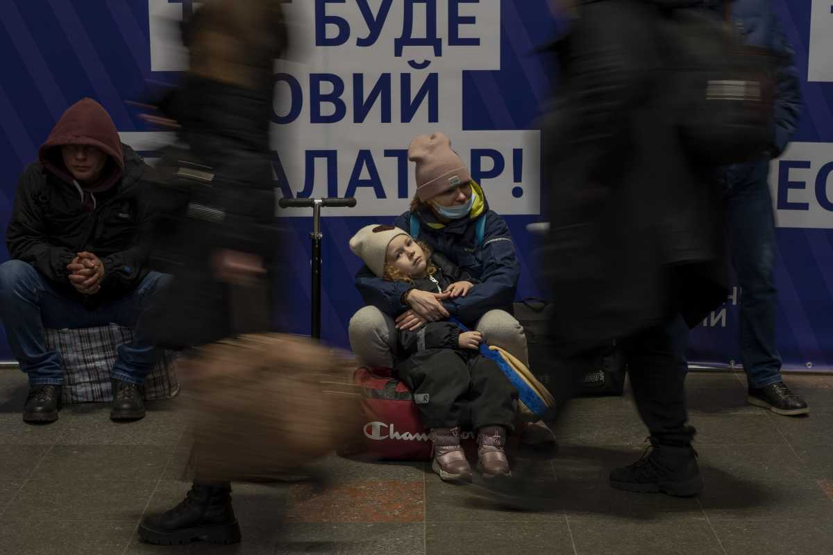 Una mujer con su hija espera un tren mientras intentan salir de la estación de trenes de Kiev, Ucrania, el jueves 24 de febrero de 2022. Las tropas rusas lanzaron su ataque anticipado contra Ucrania. Se escucharon grandes explosiones antes del amanecer en Kyiv, Kharkiv y Odesa cuando los líderes mundiales condenaron el comienzo de una invasión rusa que podría causar un gran número de víctimas y derrocar al gobierno elegido democráticamente de Ucrania. (Foto AP/Emilio Morenatti)