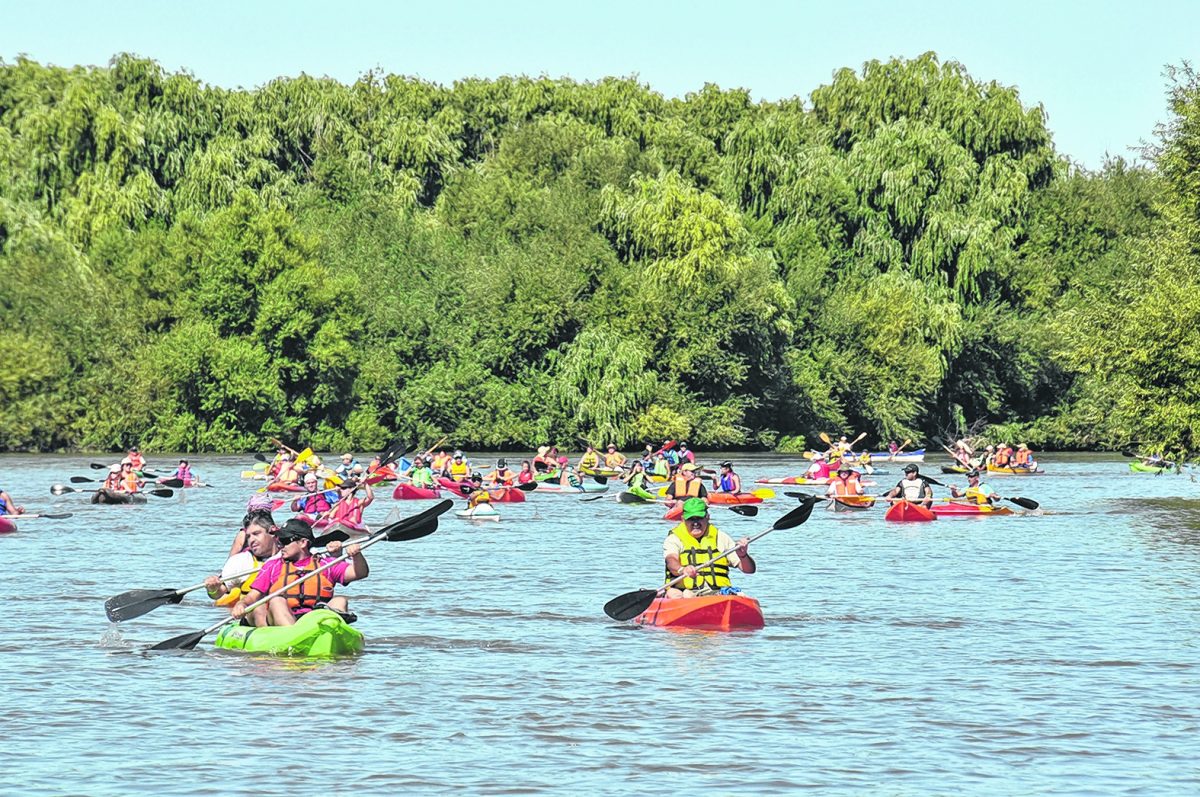 La tradicional Bajada de Canoas por el río Negro se llevará a cabo el domingo con muchos participantes.