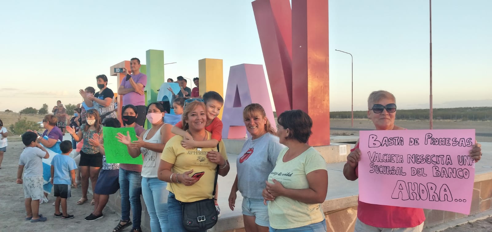 Vecinos volvieron a manifestarse por un servicio bancario acorde a las necesidades de Valcheta. Foto: Gentileza. 