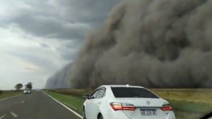 El viento provoca impresionantes imágenes tras los incendios en Corrientes