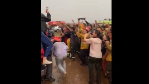 Llueve en Corrientes y los bomberos festejan en medio de la lucha contra los incendios