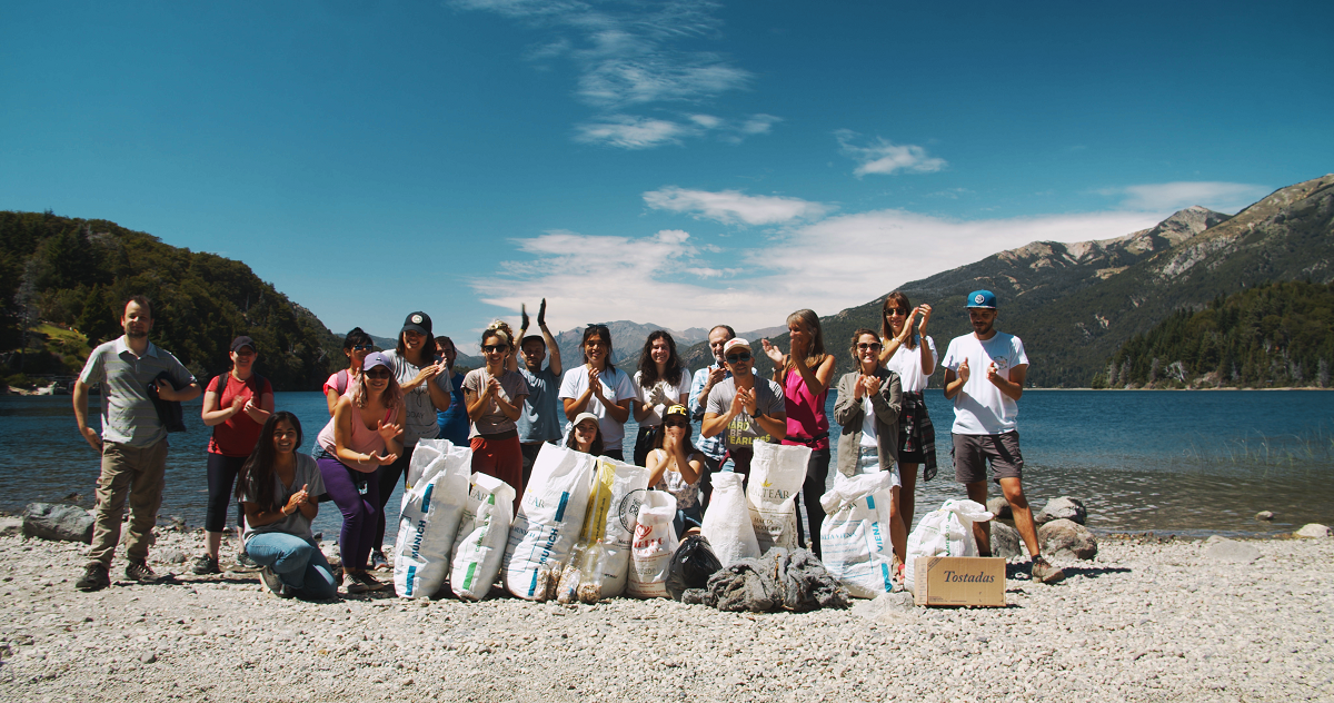 A fines de enero un grupo de voluntarios retiró residuos y colillas de la costa del lago Moreno. Mañana es el turno de la playa del Centro de Bariloche. Gentileza