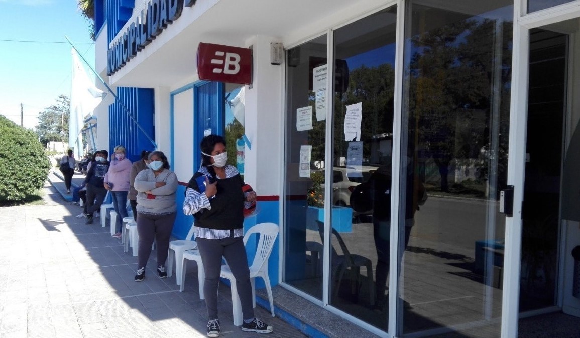 Largas filas se forman en inmediaciones del único cajero automático durante los días de cobro. Foto: gentileza. 