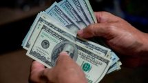 Imagen de El dólar blue se desplomó cinco pesos por la expectativa de un inminente acuerdo con el FMI