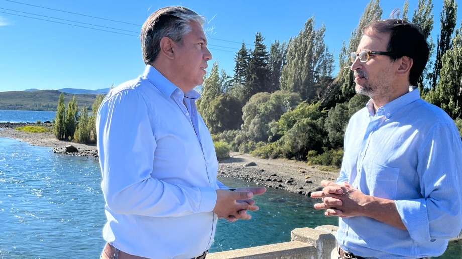 Figueroa y Domingo, nuevamente se juntaron frente al río, esta vez el Limay, para hablar sobre las represas. (Gentileza).-
