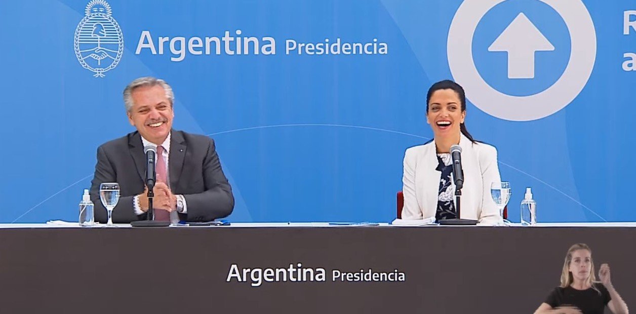 Alberto Fernández y Luana Volnovich, juntos en el anuncios de cambios en el PAMI. 