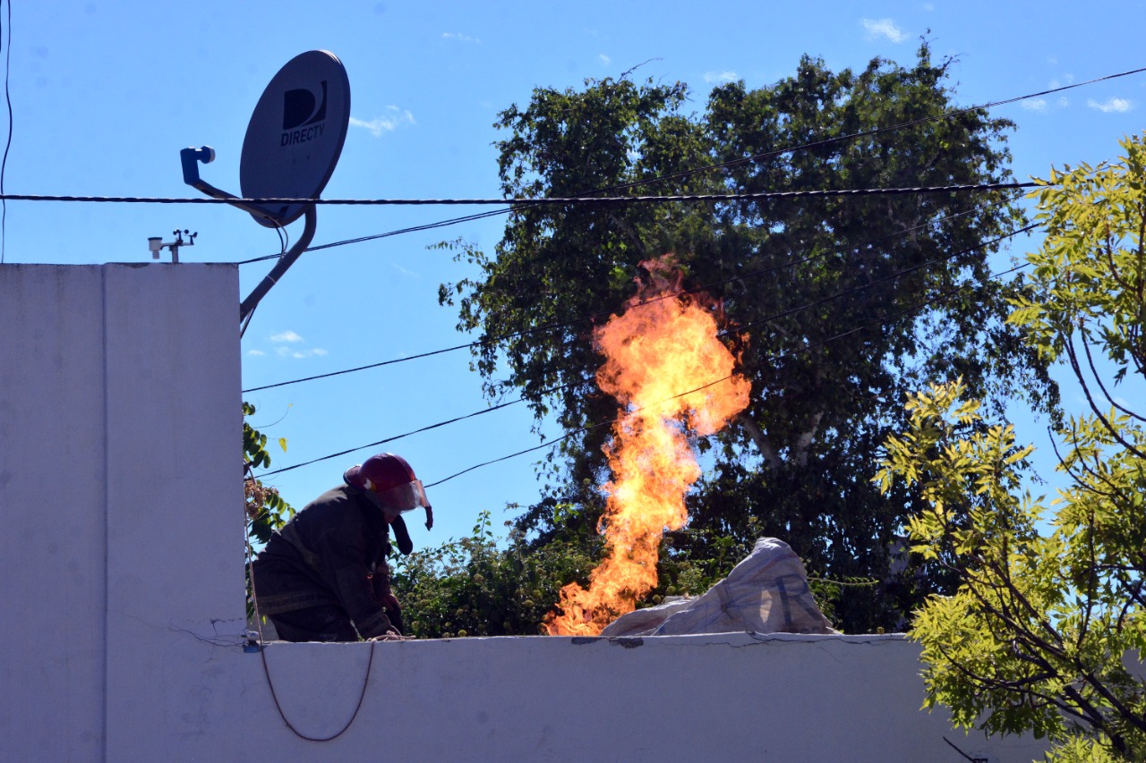 Los bomberos trabajaron sobre el techo y luego decidieron enterrar la garrafa. Foto: Marcelo Ochoa.