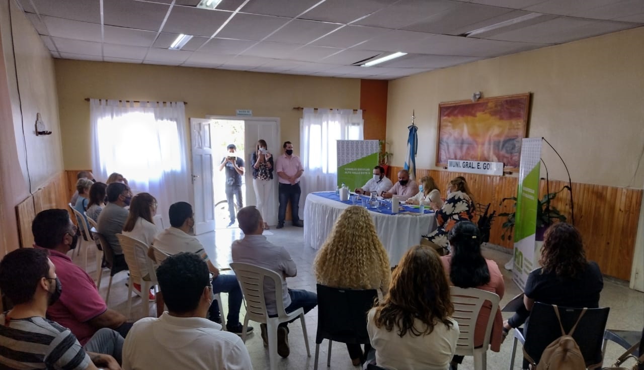 Intendentes de las ciudades del Alto Valle Este y la ministra de Educación, firmaron convenios por comedores escolares. 