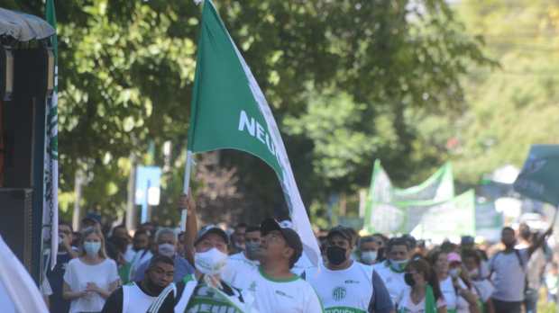 Neuquén caótico: bloqueo de colectivos, marchas y paro en escuelas y hospitales