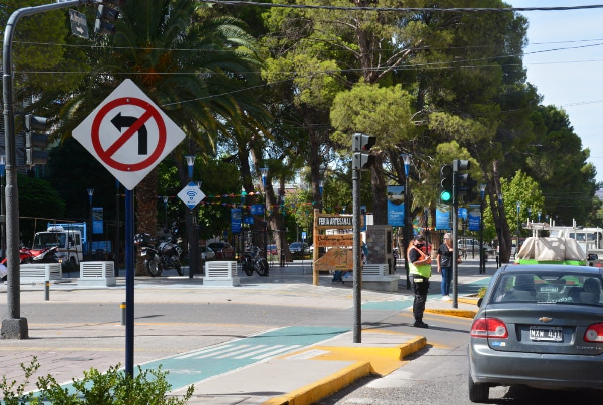 El personal de tránsito se encuentra regulando la circulación en la avenida Argentina. Foto: Yamil Regules

