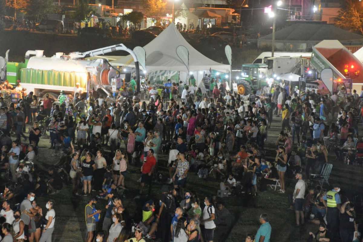 Los costos de los stands gastronómicos, de artesanos, los escenarios alternativos son parte de las interrogantes en la novena Fiesta de la Confluencia (foto archivo Yamil Regules)  