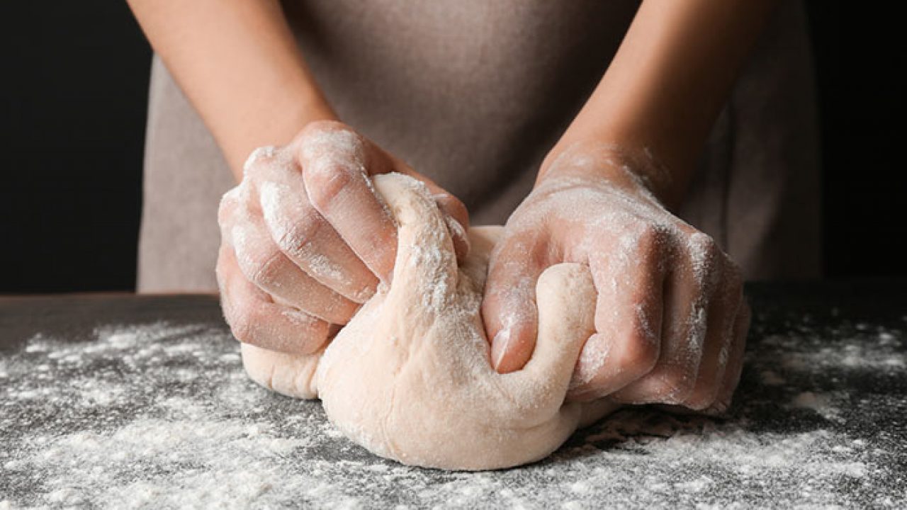 El amasado del pan, un momento fundamental para la receta.